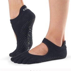 TOESOX Bella Grip Socks for Barre and Pilates in Black